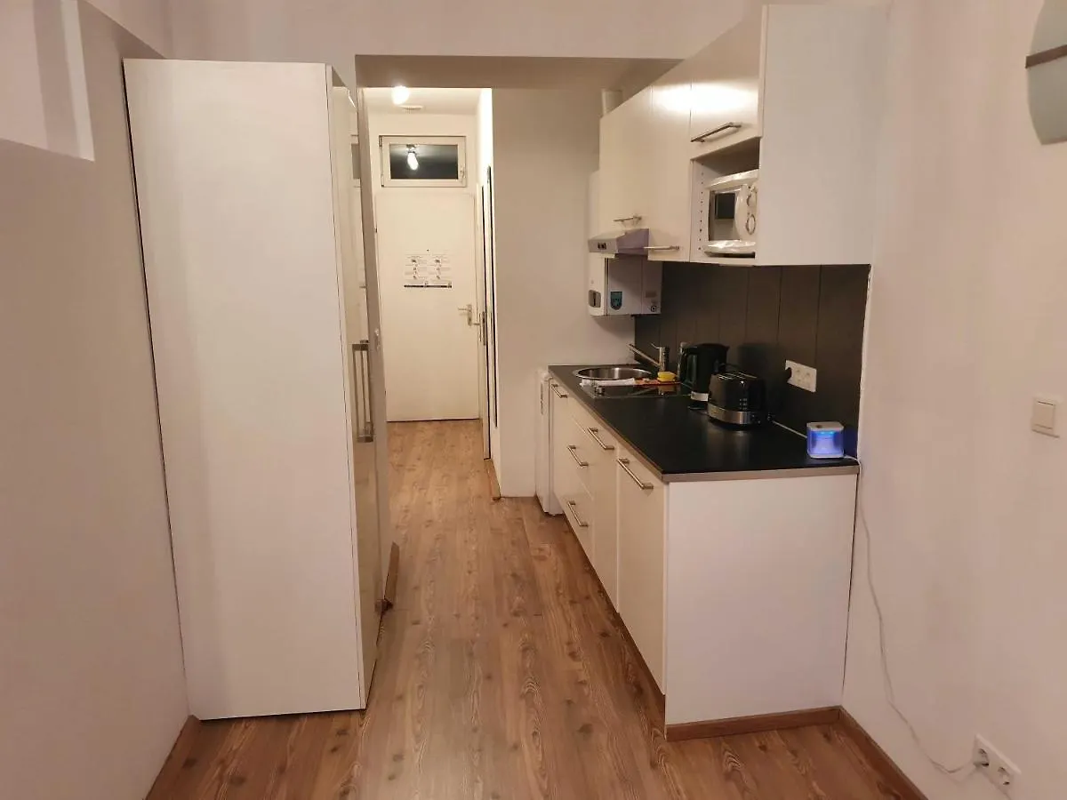 Vibrant Red Apartment I Contactless Check-In فيينا النمسا