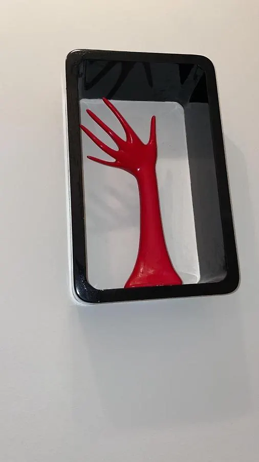 Vibrant Red Apartment I Contactless Check-In Wien