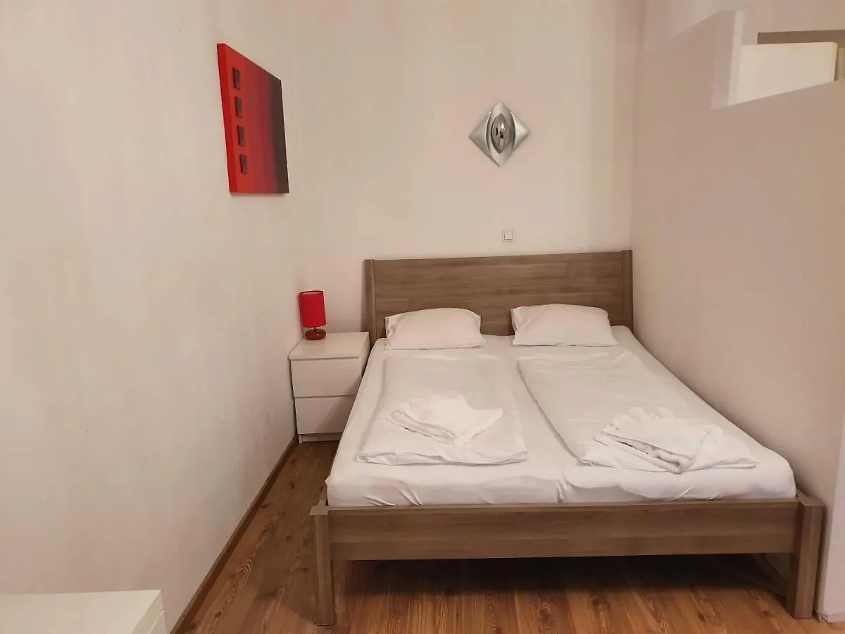 Vibrant Red Apartment I Contactless Check-In فيينا