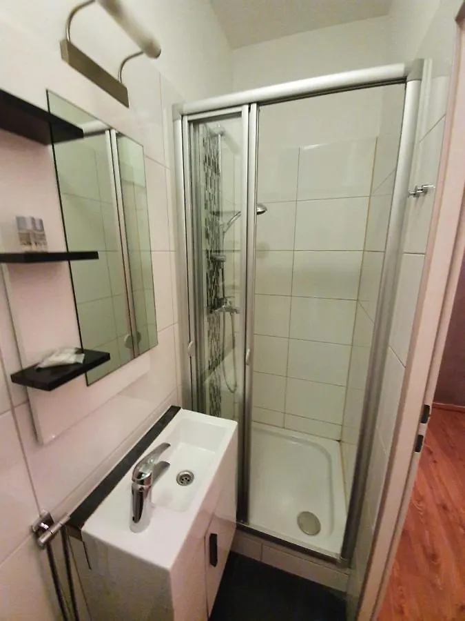 Vibrant Red Apartment I Contactless Check-In فيينا النمسا