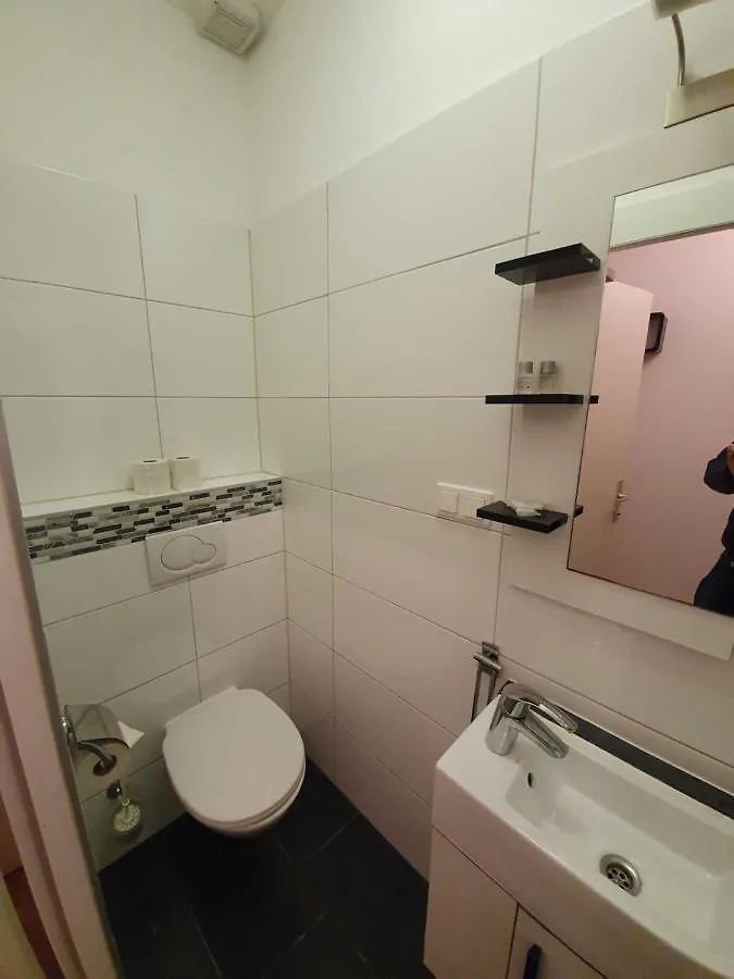 Vibrant Red Apartment I Contactless Check-In Vienna