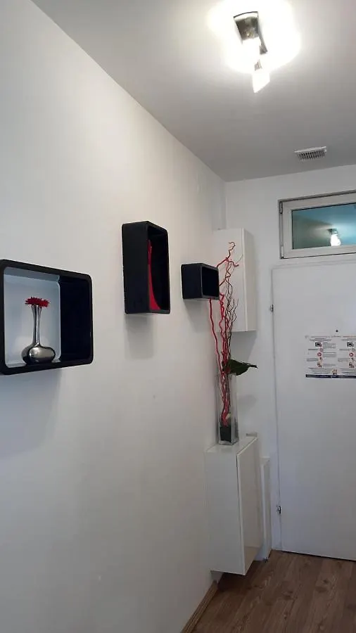 Vibrant Red Apartment I Contactless Check-In Vienna 0*,